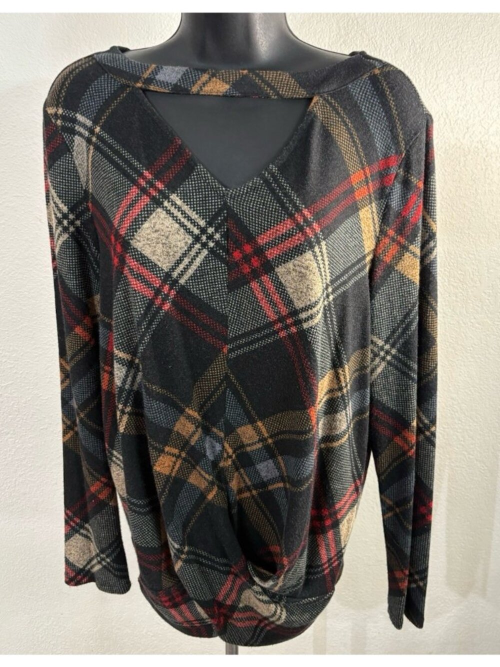 Maurices 24/7 Top Blouse Womens Size M Front Twist Plaid Long Sleeve Stretch